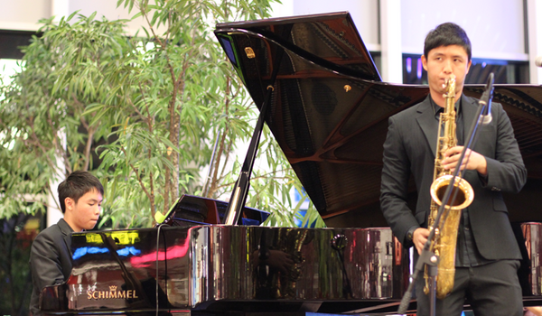 Human Live Music Jukebox @ Changi Airport Transit Area