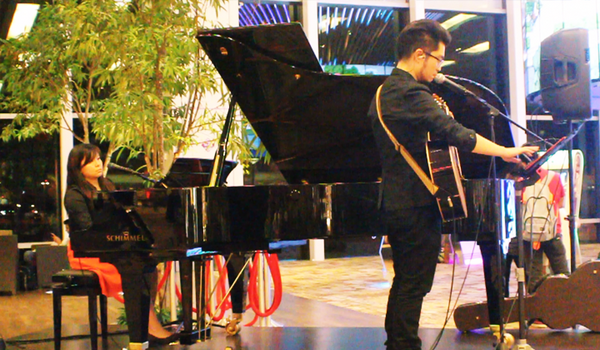 Human Live Music Jukebox @ Changi Airport Transit Area