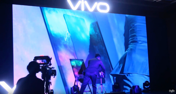 Vivo X21 launch UV Glow Fire Painting @ MBS